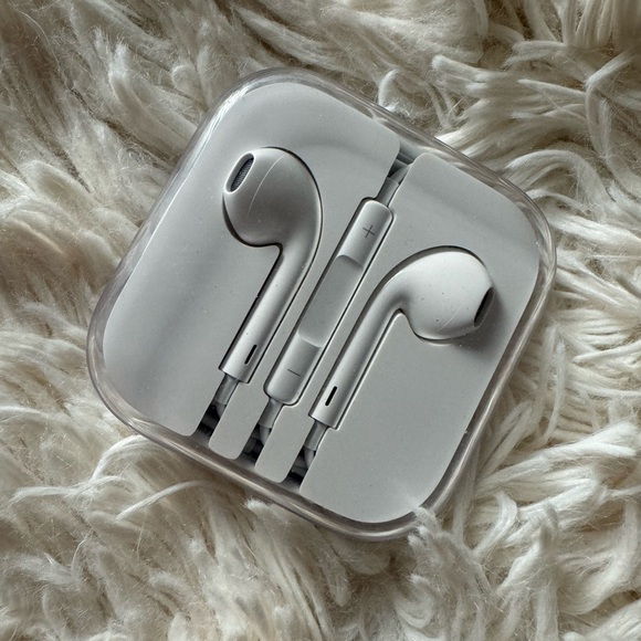 NEW Apple Wired White EarPods (with 3.5mm Headphone Plug) - Set of 3 - Picture 3 of 4